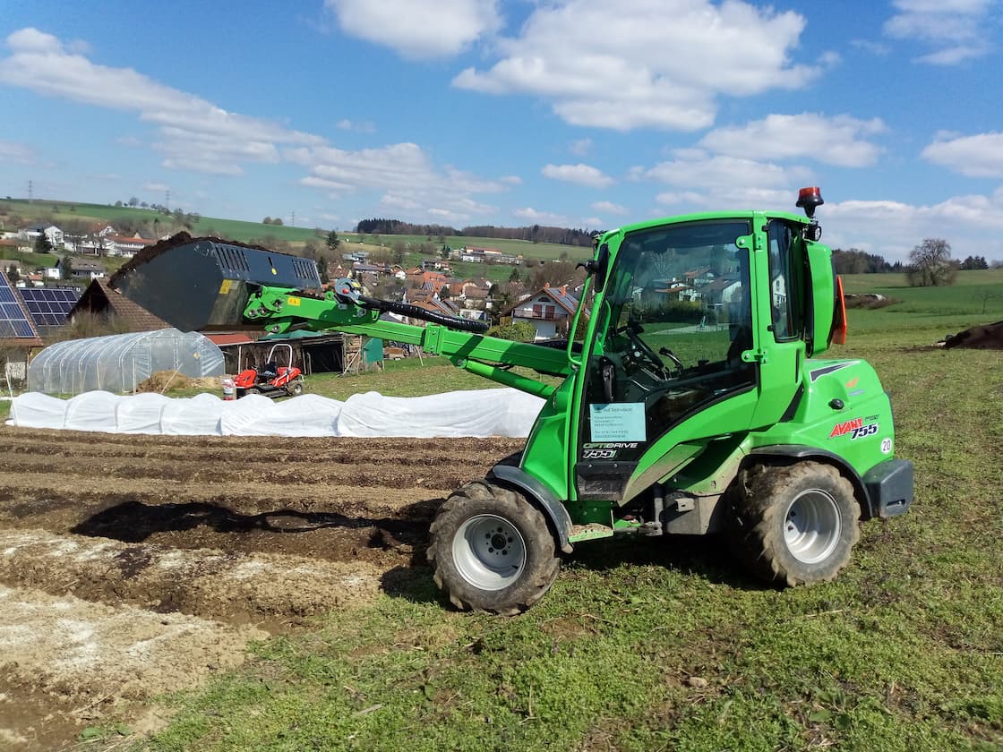 Avant Tecno 755i mit Standardschaufel (310 Liter)